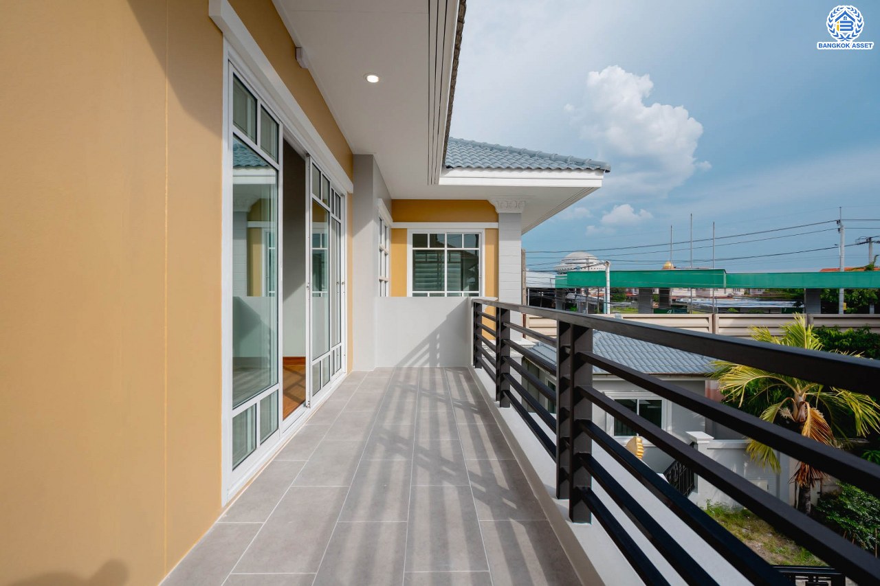 บ้านมือสองตกแต่งใหม่ ทำเลโซนเมือง! หลังมุม ม.ปัญฐิญา1 พระราม5 ตกแต่งดีไซน์ทันสมัย เนื้อที่ 55.5 ตร.ว. หลังใหญ่พร้อมอยู่ ฟังก์ชัน 3 ห้องนอน 3 ห้องน้ำ 2 ที่จอดรถ พร้อมเรือนรับรอง ทำเลศักยภาพ เชื่อมต่อถนนหลายสาย ใกล้รถไฟฟ้า "สถานีแยกติวานนท์"